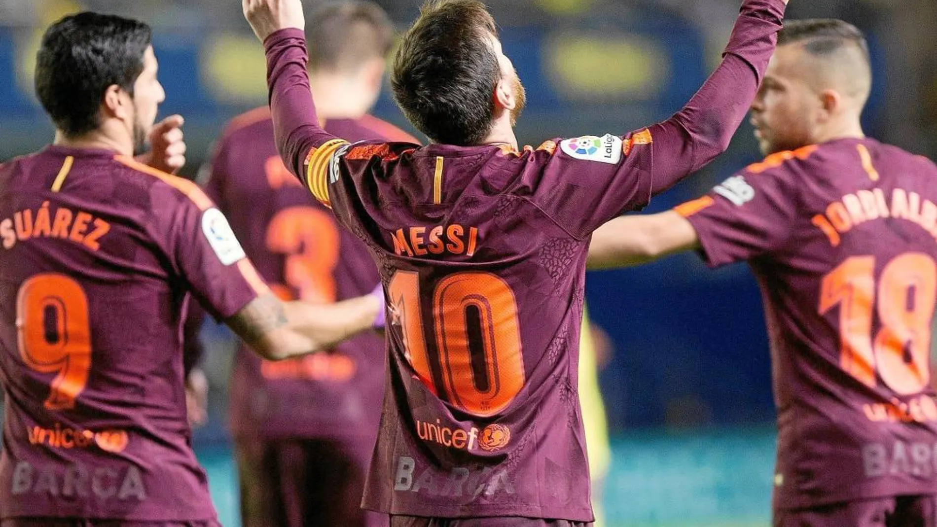 Messi, al lado de Suárez y Jordi Alba, celebra el gol que marcó ayer en el estadio de La Cerámica