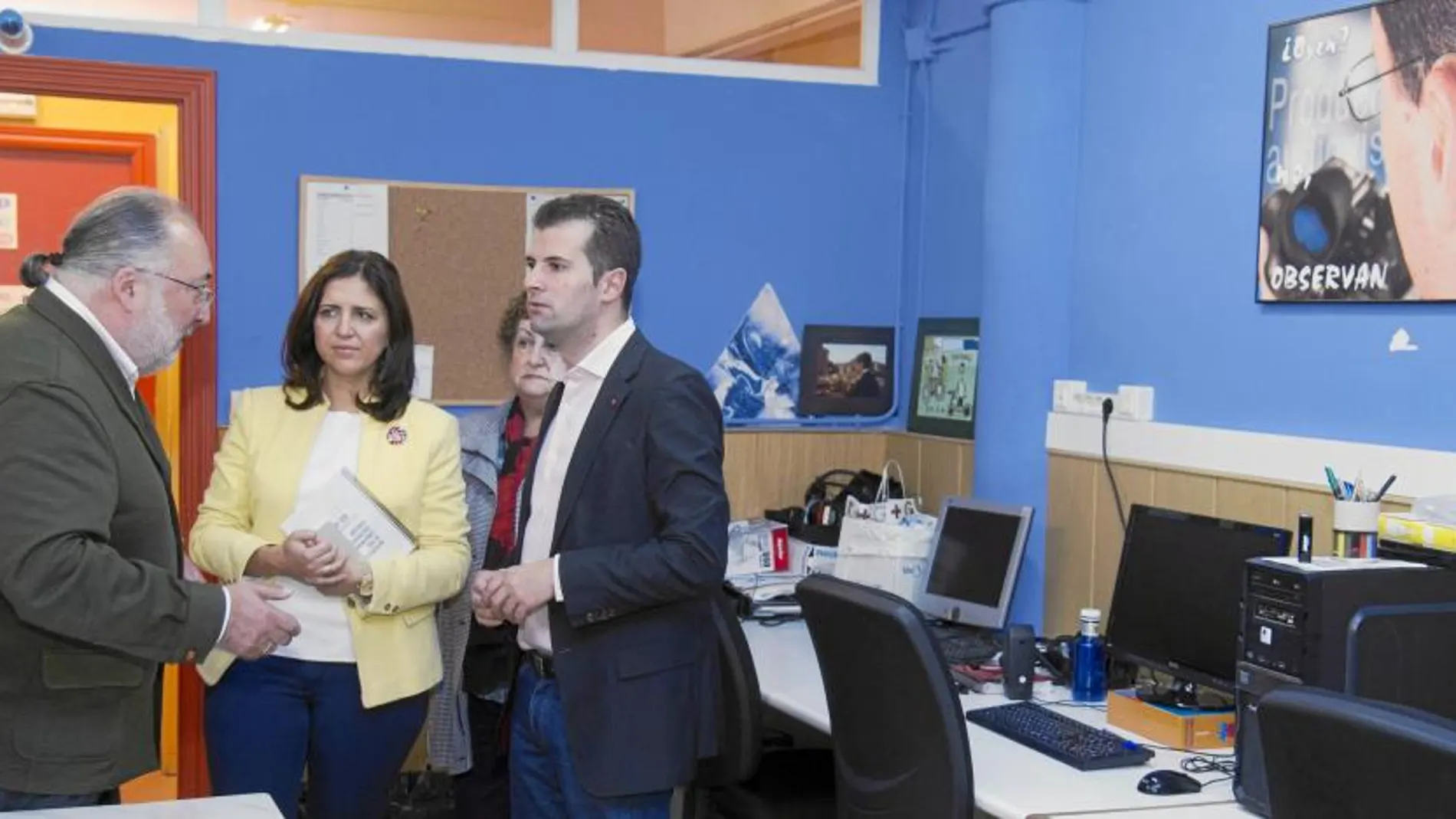 LUis Tudanca se reúne con miembros de la Asociación de Familias de Personas Sordas de Burgos