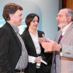 Silvia Clemente charla con Díaz de Mera y Francisco Vázquez