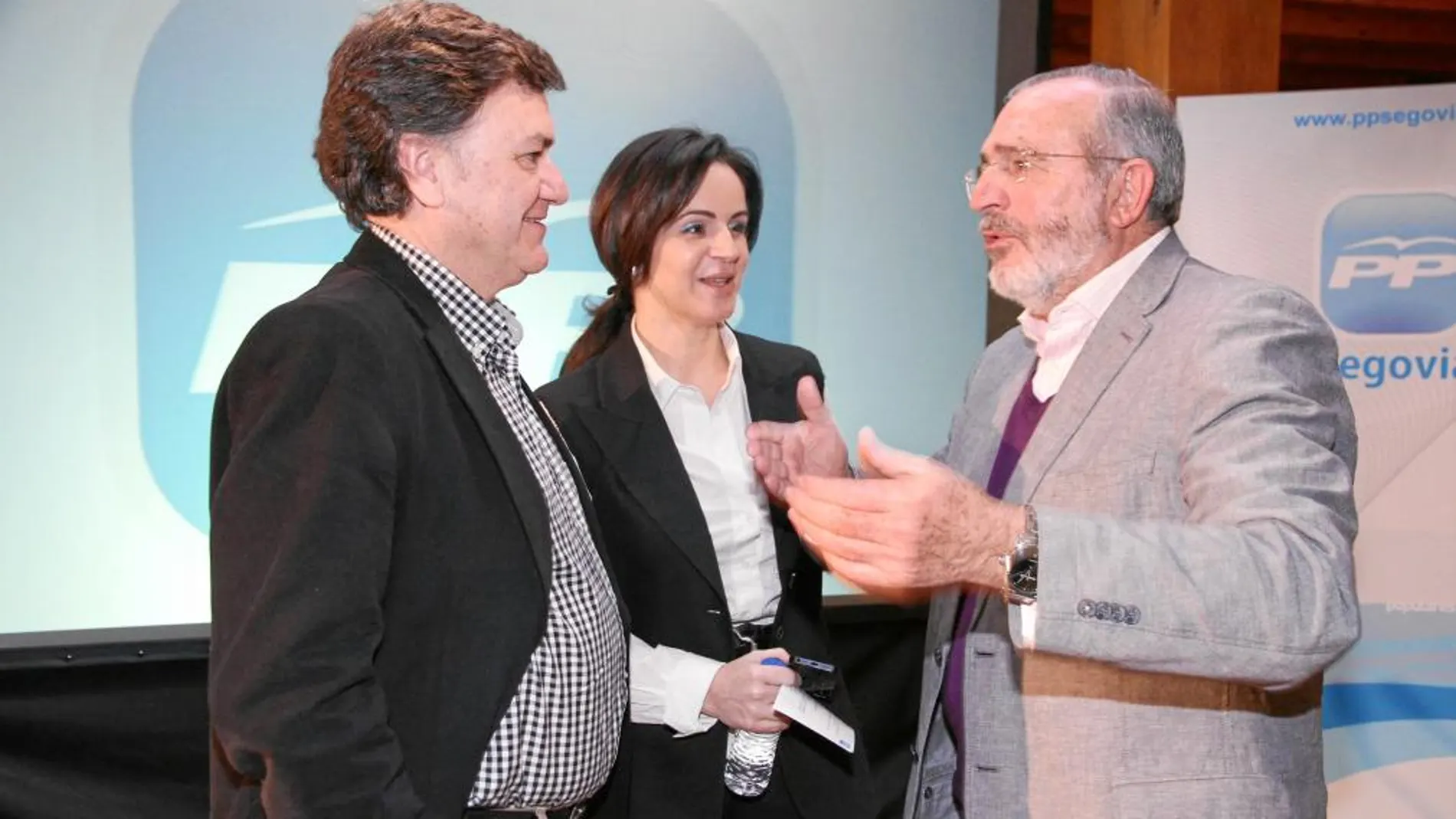 Silvia Clemente charla con Díaz de Mera y Francisco Vázquez