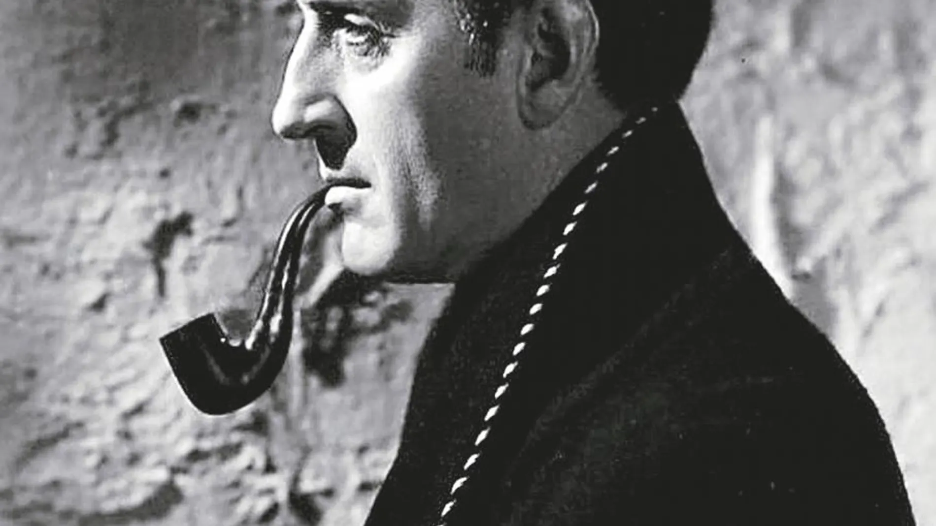 Basil Rathbone se convirtió durante lustros en la imagen perfecta del personaje.