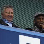 Guus Hiddink asiste al encuentro entre el Chelsea y el Sunderlanden el Stamford Bridge