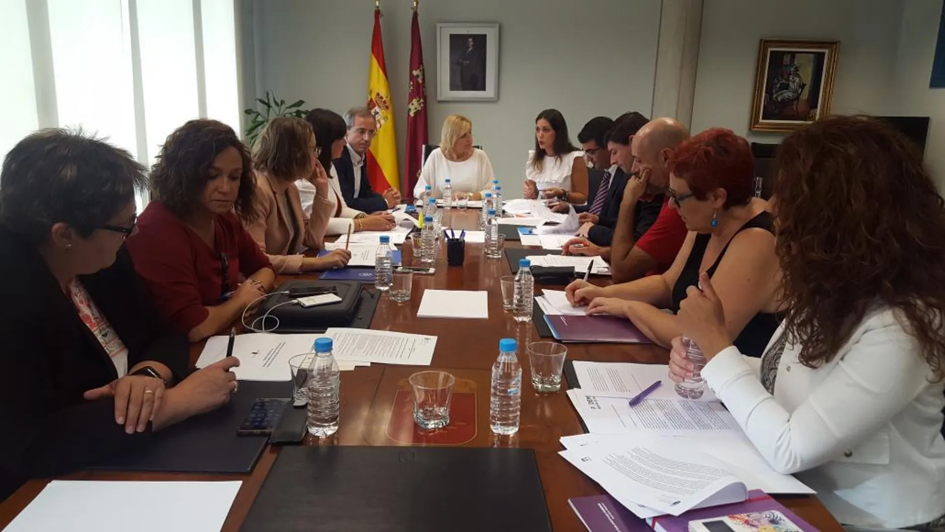 La consejera de Familia e Igualdad, Violante Tomás, ayer en la reunión con representantes de los grupos parlamentarios Popular, Socialista, Ciudadanos y Podemos