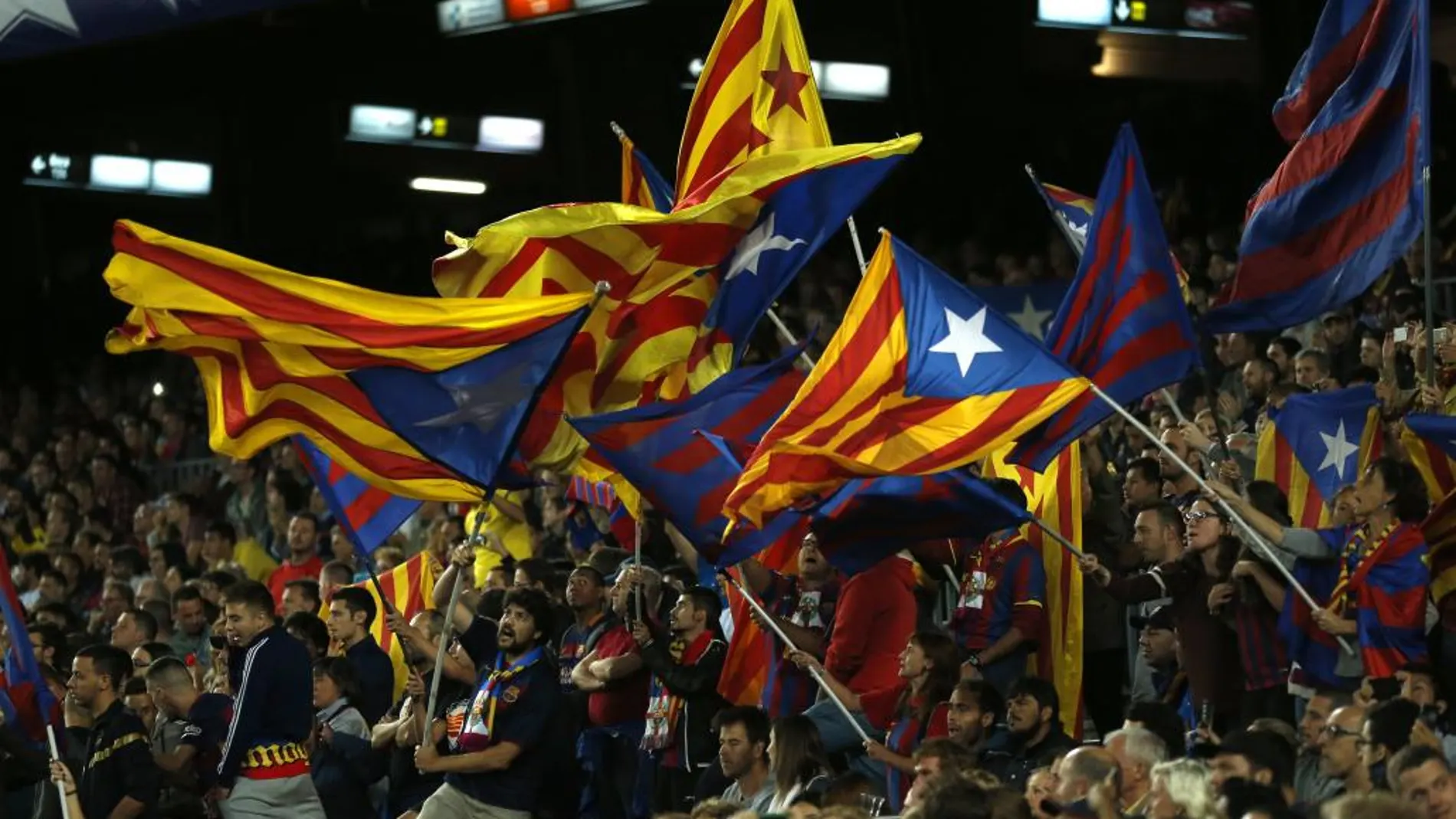 Numerosas esteladas (banderas independentistas) ondeaban en todos los sectores del Camp Nou