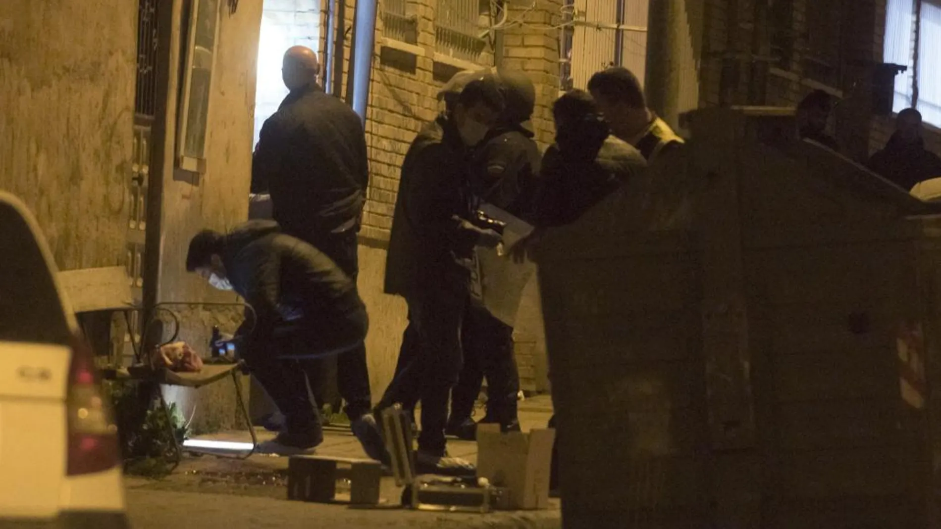 Miembros de la Policía científica inspeccionan el lugar de la calle Soto de Rojas, en Granada, donde un joven de 28 años ha fallecido tras recibir un disparo en la cabeza
