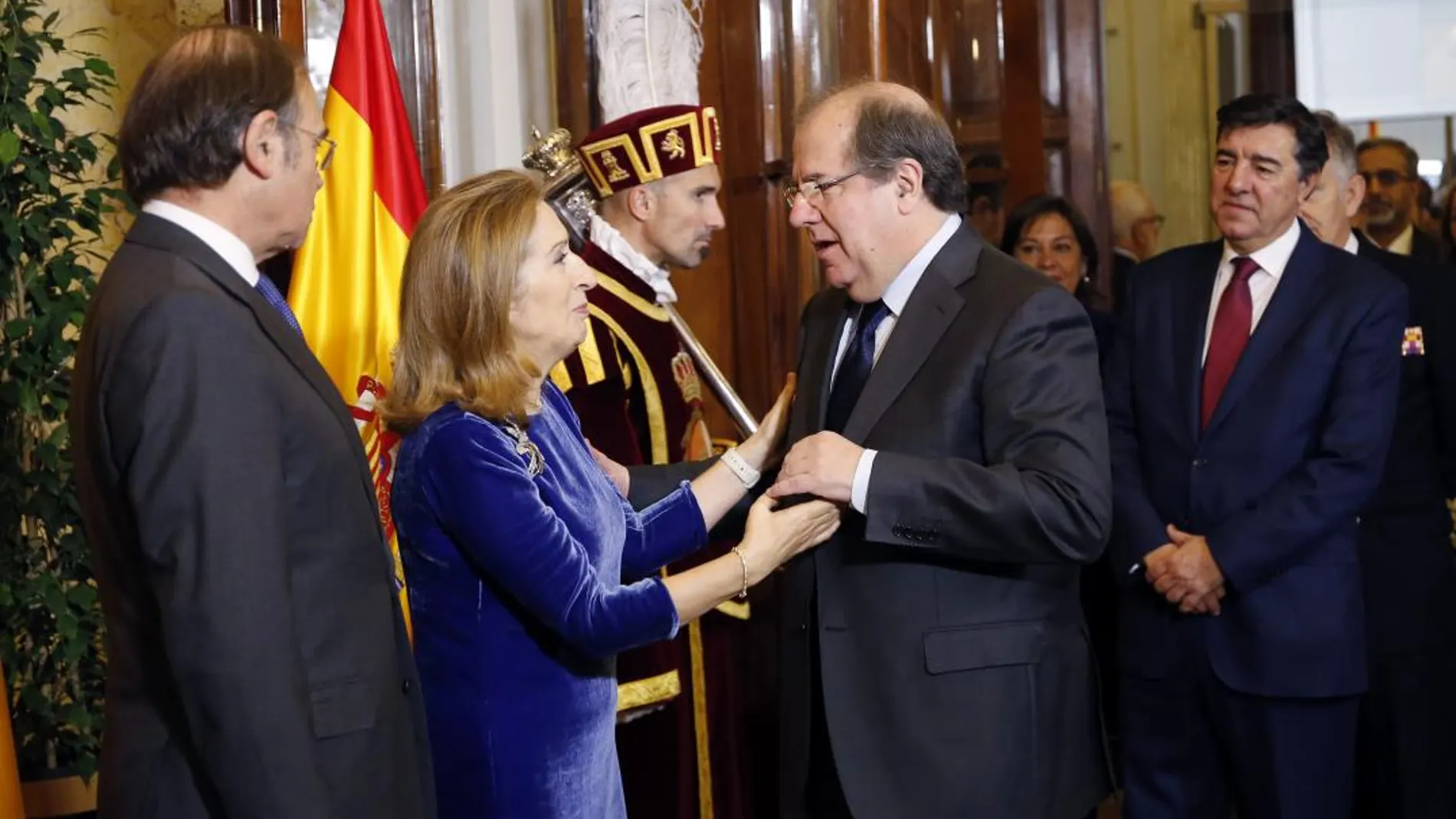 Juan Vicente Herrera saluda a la presidenta del Congreso de los Diputados, Ana Pastor, en presencia del presidente del Senado, Pío García Escudero y José Antonio Bermúdez de Castro