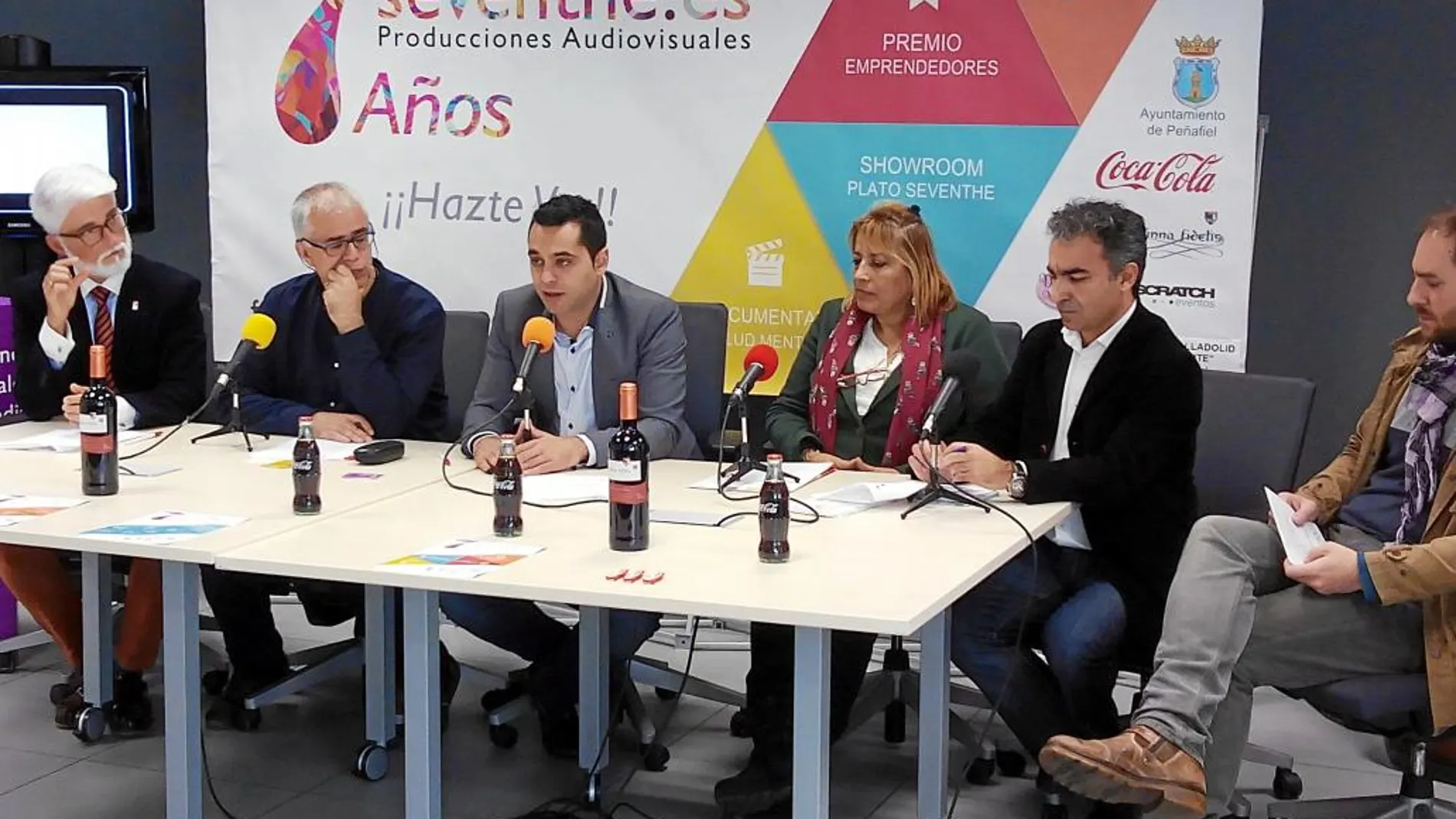 El director de Seventhe, César González, presenta las actividades junto a Luis Miguel Jiménez, de la Federación de Personas Sordas; Alfredo Vela, experto en social media; Mercedes López, de Feafes; Luis Vargas, de Uno A Consultores; y Al Carmona