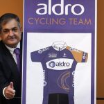 Manolo Saiz, exdirector del ONCE desde 1989 hasta 2003, regresa a la escena ciclista como director del Aldro Team sub-23.
