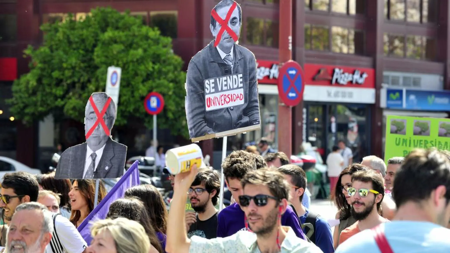 En torno a dos mil alumnos y docentes se unieron en Sevilla para protestar contra la situación laboral en las universidades