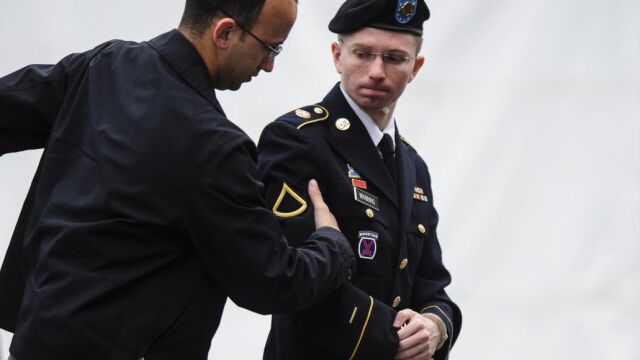 Fotografía de archivo del 10 de junio de 2013 del exsoldado Bradley Manning (d), quien comenzó un tratamiento de cambio de sexo para ser mujer y convertirse en Chelsea Manning, durante una asistencia a corte en una Corte Marcial en Fort Meade, Maryland