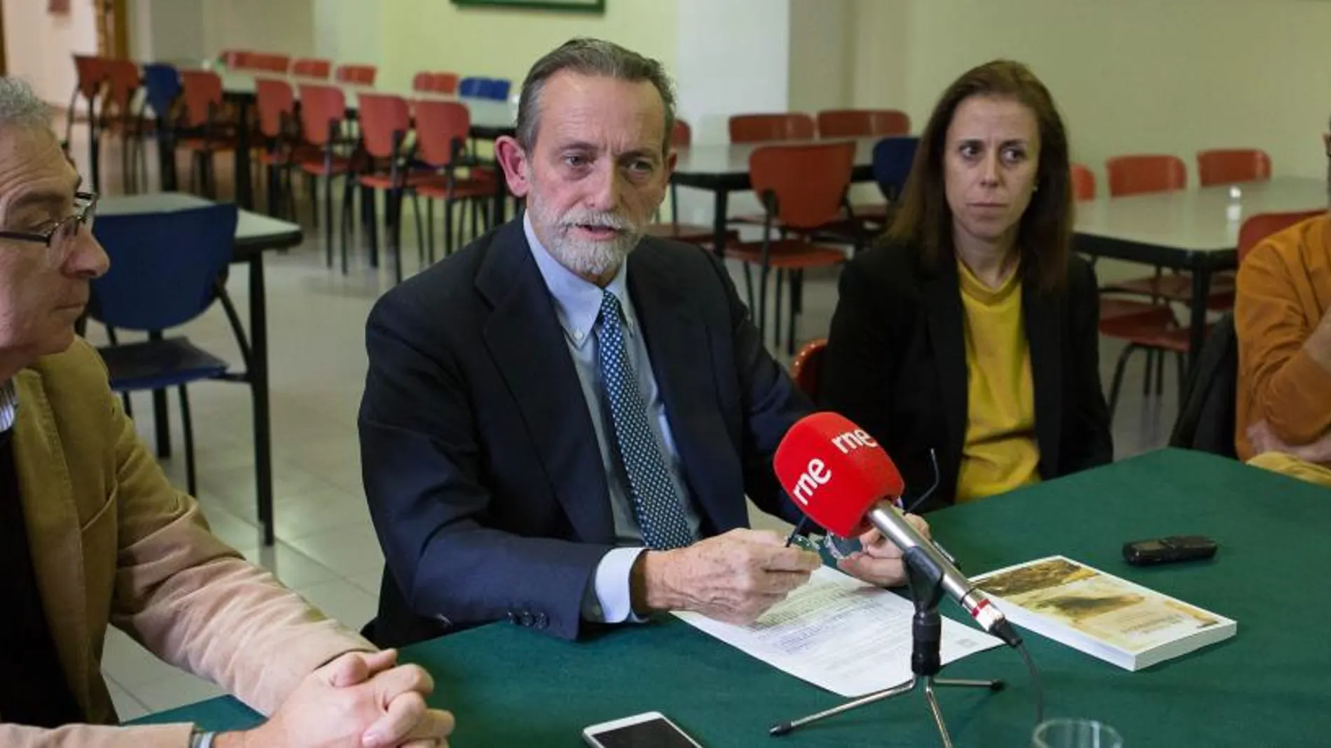 El secretario general de la Fundación Duques de Soria, José María Rodríguez-Ponga, presenta el programa junto a José M. García, Helena Jiménez y González Sainz