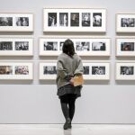 Una mujer frente a una colección de más de medio centenar de imágenes que complementan a la exposición temporal de Picasso "Juego de Ojos"