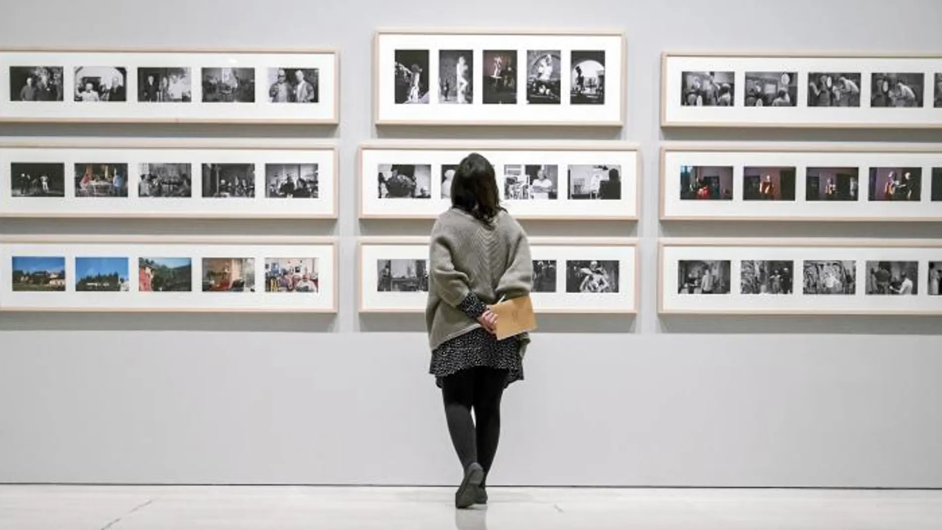 Una mujer frente a una colección de más de medio centenar de imágenes que complementan a la exposición temporal de Picasso "Juego de Ojos"