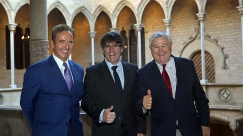 Carles Puigdemont, con los congresistas estadounidenses Dana Rohrabacher (d) y Brian Higgins (i) en el Palacio de la Generalitat