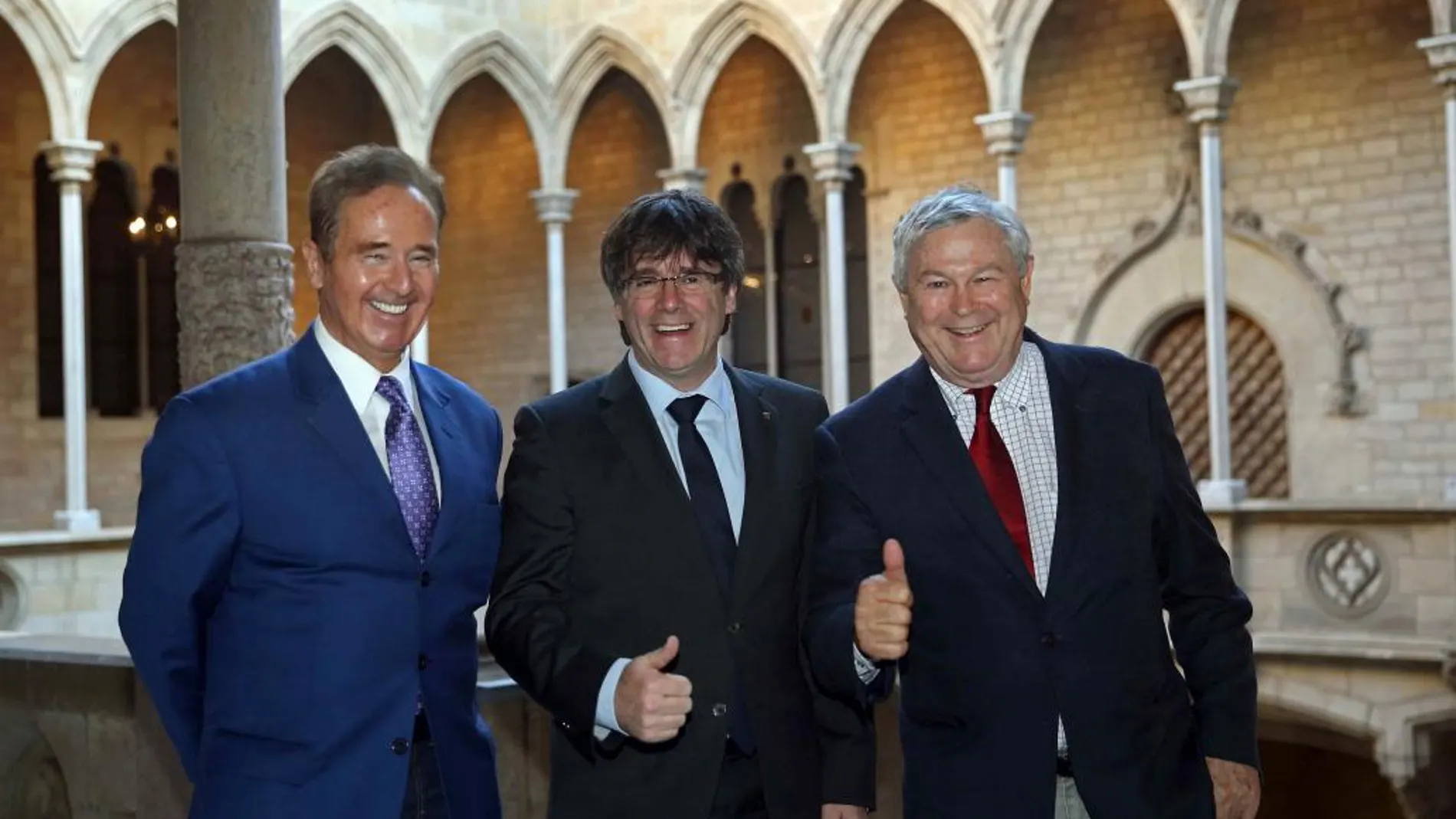 Carles Puigdemont, con los congresistas estadounidenses Dana Rohrabacher (d) y Brian Higgins (i) en el Palacio de la Generalitat