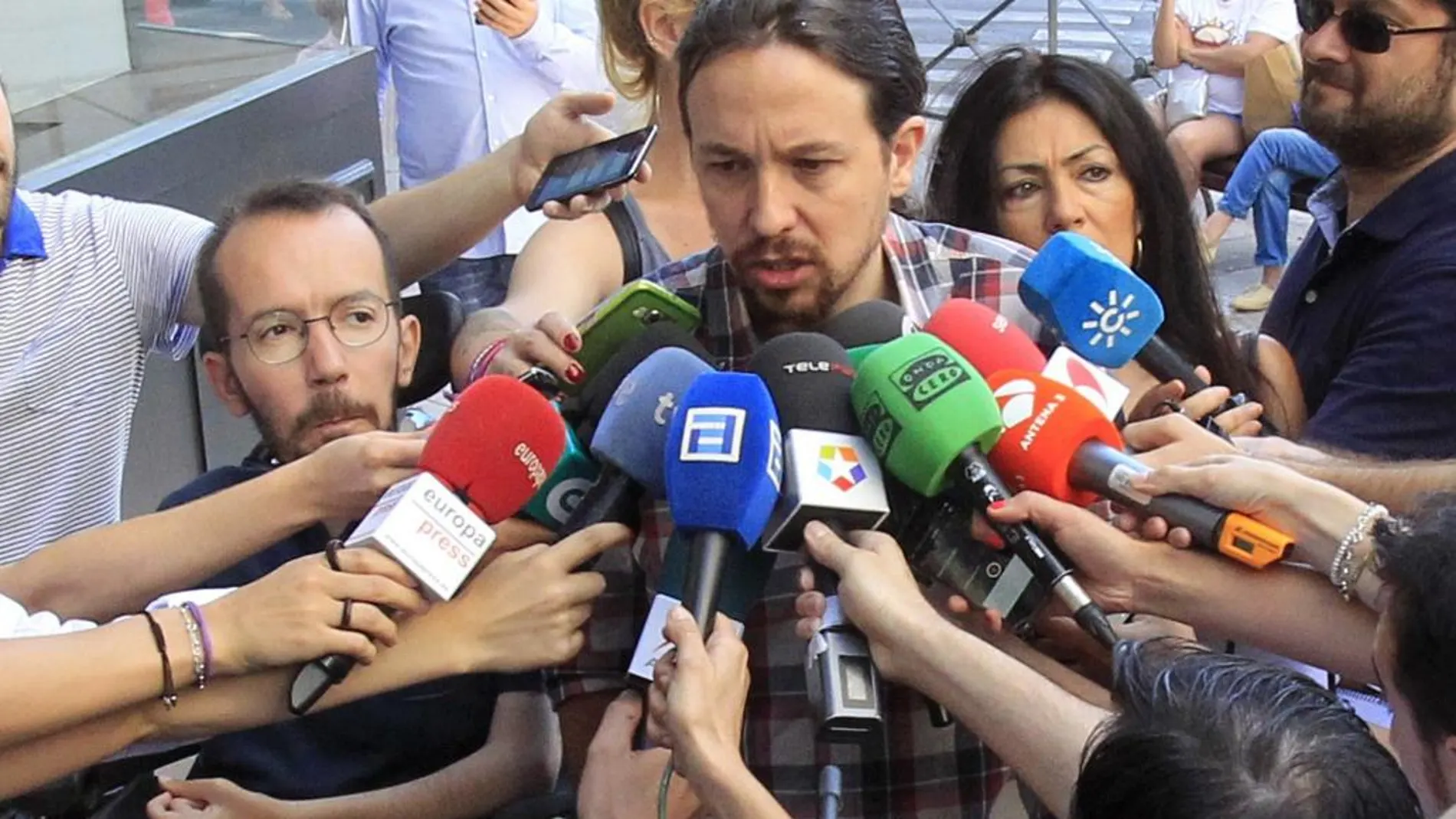 El secretario general de Podemos, Pablo Iglesias, hace declaraciones a los medios de comunicación a su llegada a la sede del partido