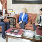 El alcalde de Sevilla, Juan Espadas, mantiene una reunión de trabajo con la Defensora del Pueblo, Soledad Becerril y el gerente de la Fundación Jiménez Becerril, Ricardo Villena