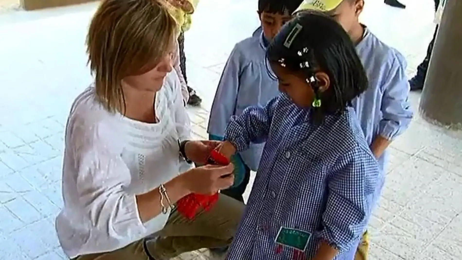Dos niños de 11 años construyen una mano biónica para una niña de cinco