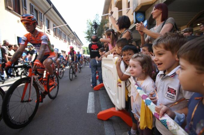 Niños disfrutan de un tramo de la 18 etapa del Giro de Italia de Muggio a Pinerolo en Italia