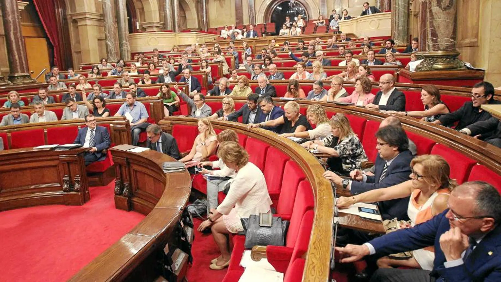 Imagen de uno de los plenos de la pasada legislatura y de los grupos que se sientan a la izquierda y a la derecha