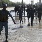 Las fuerzas de seguridad afganas inspeccionan el lugar del atentado.