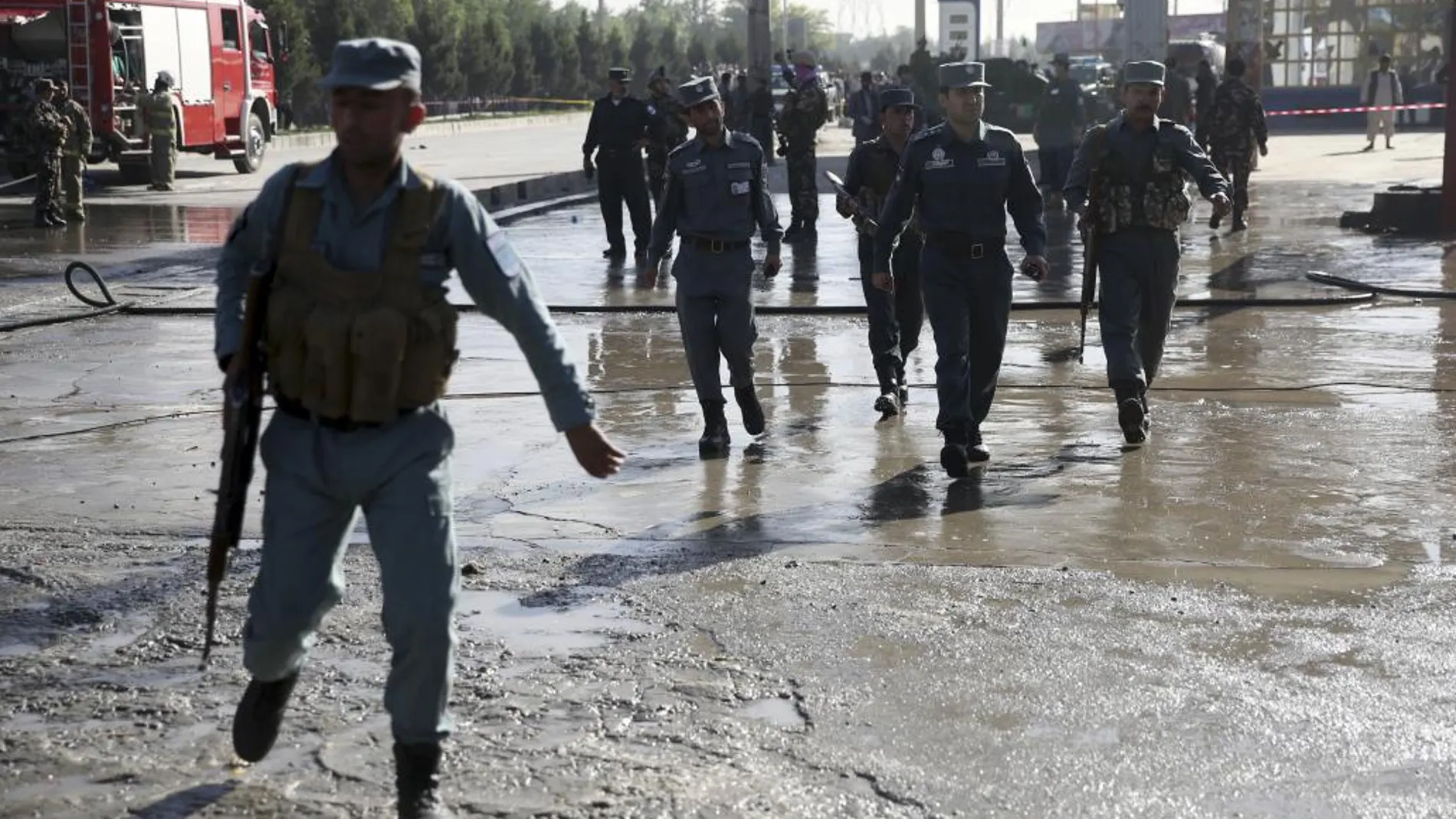Las fuerzas de seguridad afganas inspeccionan el lugar del atentado.