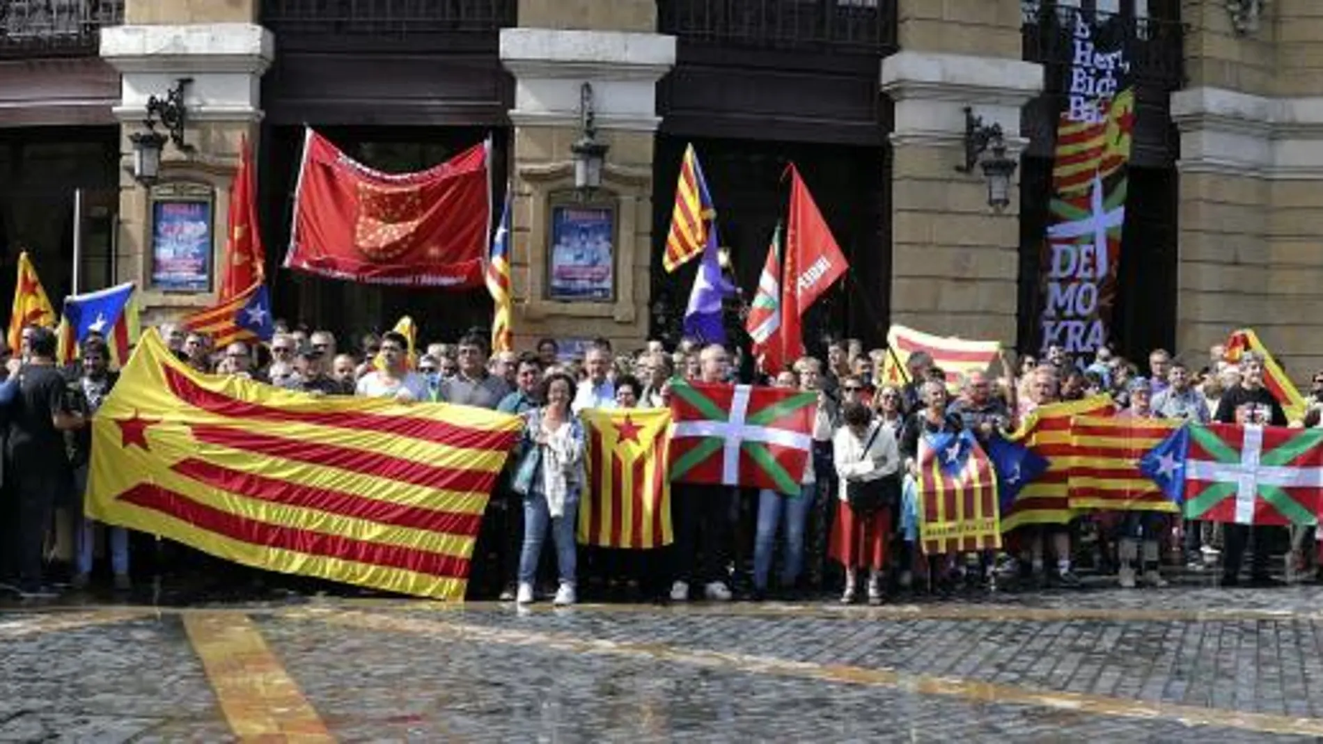Un momento de la concentración en el arenal bilbaino, en apoyo al referéndum catalán convocada en las tres capitales vascas por la ANC Euskal Herria