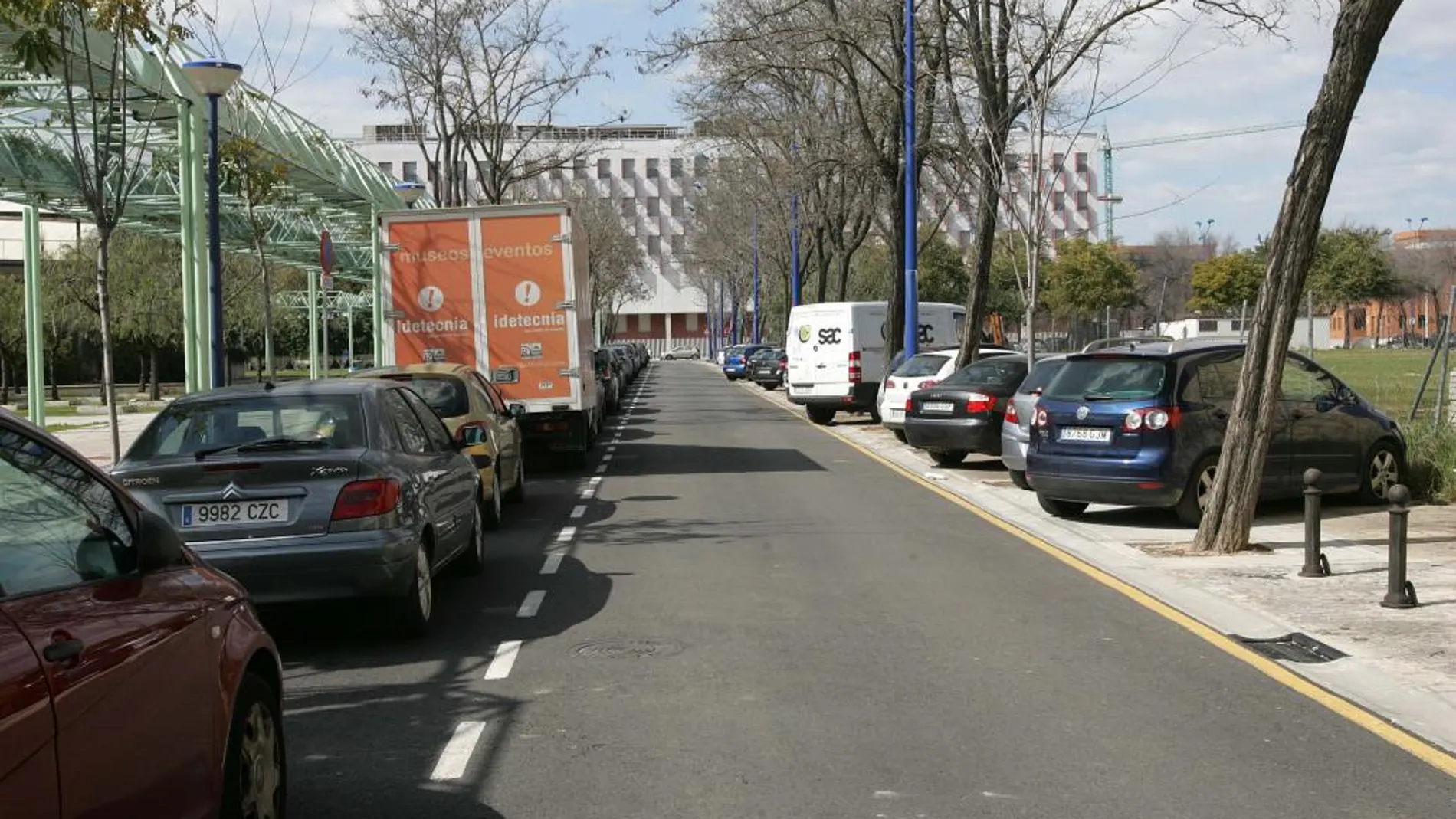 La primera semana de campaña contra los coches mal aparcados en Cartuja deja 128 multas y 12 intervenciones de la grúa