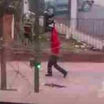 En la imagen, el hombre con las manos en alto y el rifle simulado en el suelo junto a él.