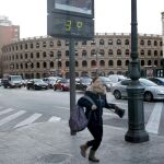 Un termómetro marca 3 grados en el centro de Valencia