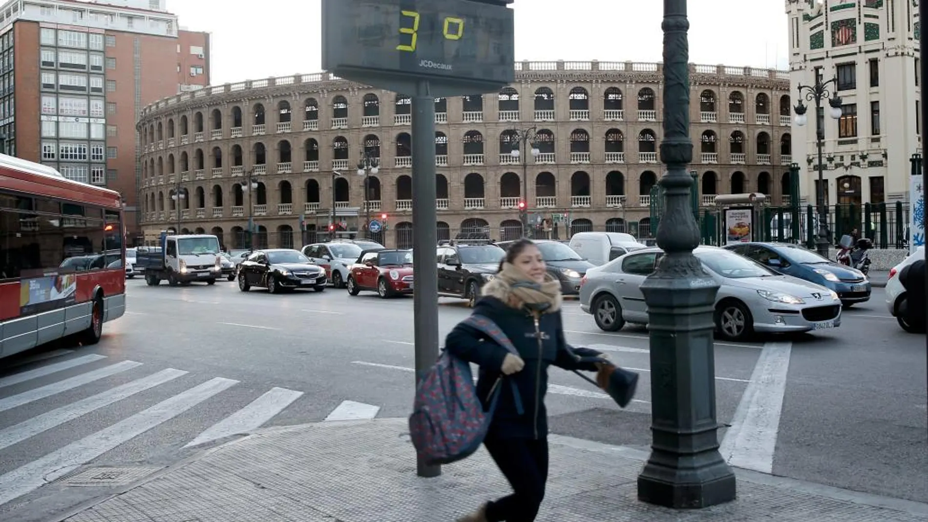Un termómetro marca 3 grados en el centro de Valencia