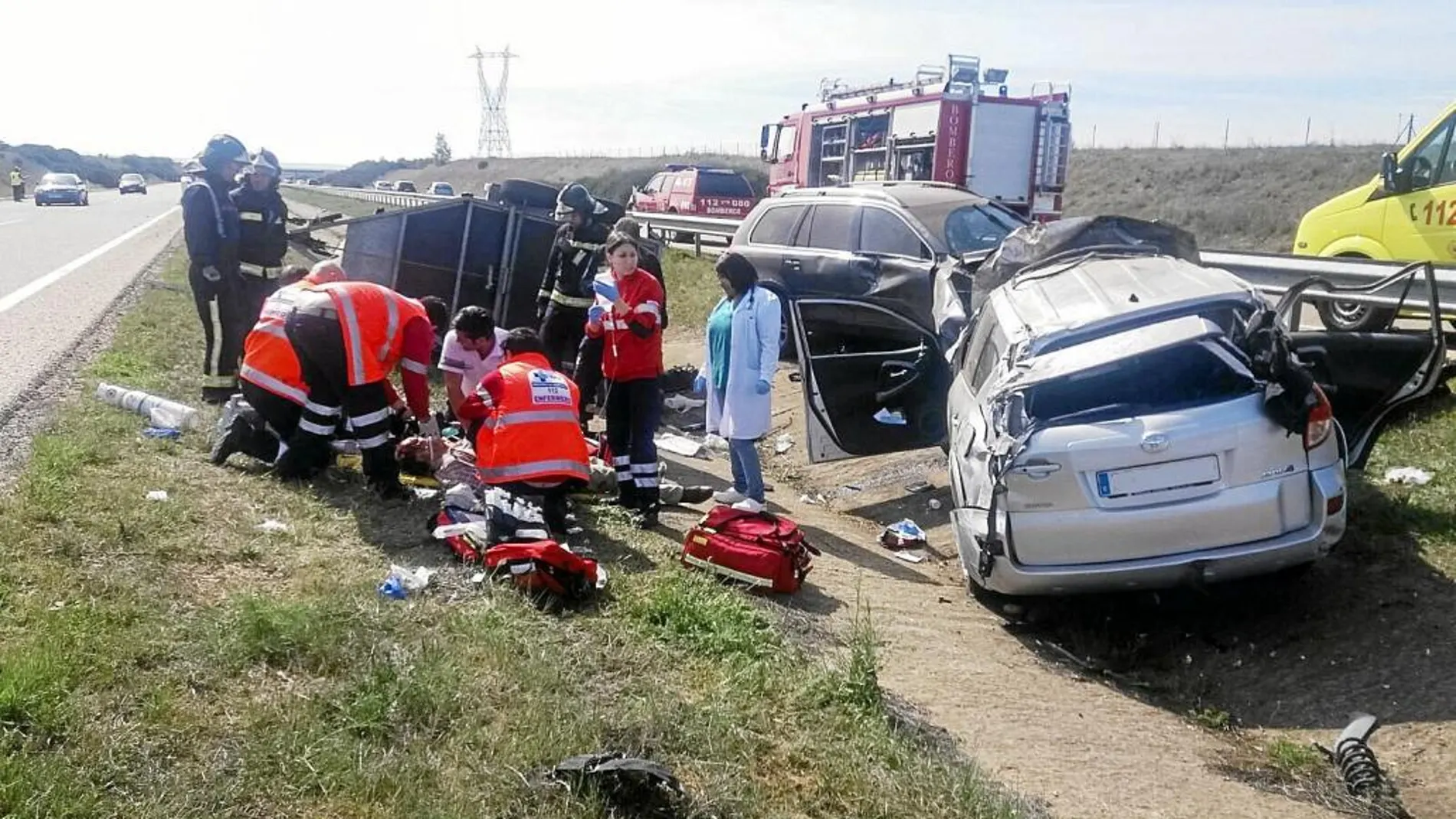 Accidente que se registraba ayer en la A-66 a la altura de Villamañán, en el que falleció una persona y hubo dos heridos