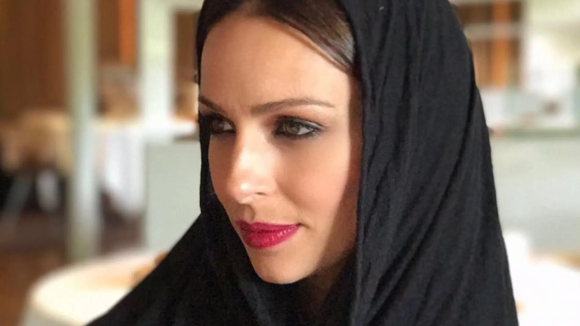 Eva González desata la polémica con la publicación de una foto en Instagram luciendo un hiyab