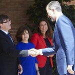 Felipe VI, recibido por el presidente de la Generalitat, Carles Puigdemont (i), junto a la vicepresidenta del Gobierno Soraya Sáenz de Santamaría (2i) y la alcadesa de Sant Cugat, Merecè Consesa (2d)