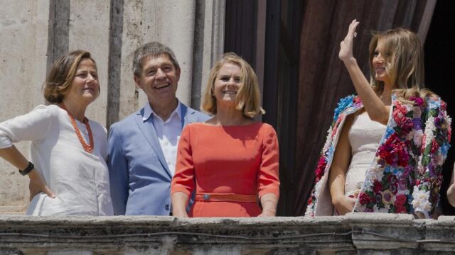 Melania Trump, saluda junto a la mujer del primer ministro italiano, Emanuela Mauro, el esposo de Merkel, Joachim Sauer, y la mujer de Donald Tusk, Malgorzata Tusk, en el balcón del Ayuntamiento de Catania.