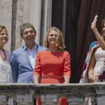 Melania Trump, saluda junto a la mujer del primer ministro italiano, Emanuela Mauro, el esposo de Merkel, Joachim Sauer, y la mujer de Donald Tusk, Malgorzata Tusk, en el balcón del Ayuntamiento de Catania.