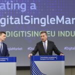 El responsable de Mercado Único Digital, Andrus Ansip, y el comisario de Economía y Sociedad Digitales, Günther Oettinger, ofrecen una rueda de prensa