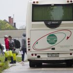 Un grupo de refugiados y demandantes de asilo llegan en un autobús de la Oficina de Inmigración Nacional de Hungría, en Budapest