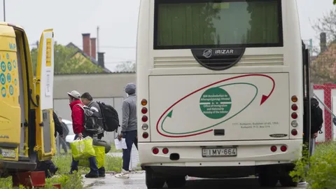 Un grupo de refugiados y demandantes de asilo llegan en un autobús de la Oficina de Inmigración Nacional de Hungría, en Budapest