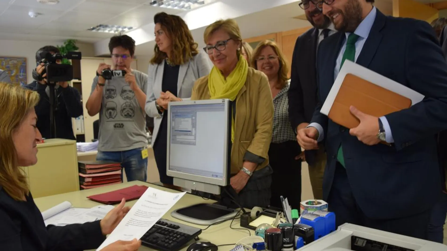 Fernando López Miras, a la derecha, presenta el escrito donde acepta la candidatura a la Presidencia