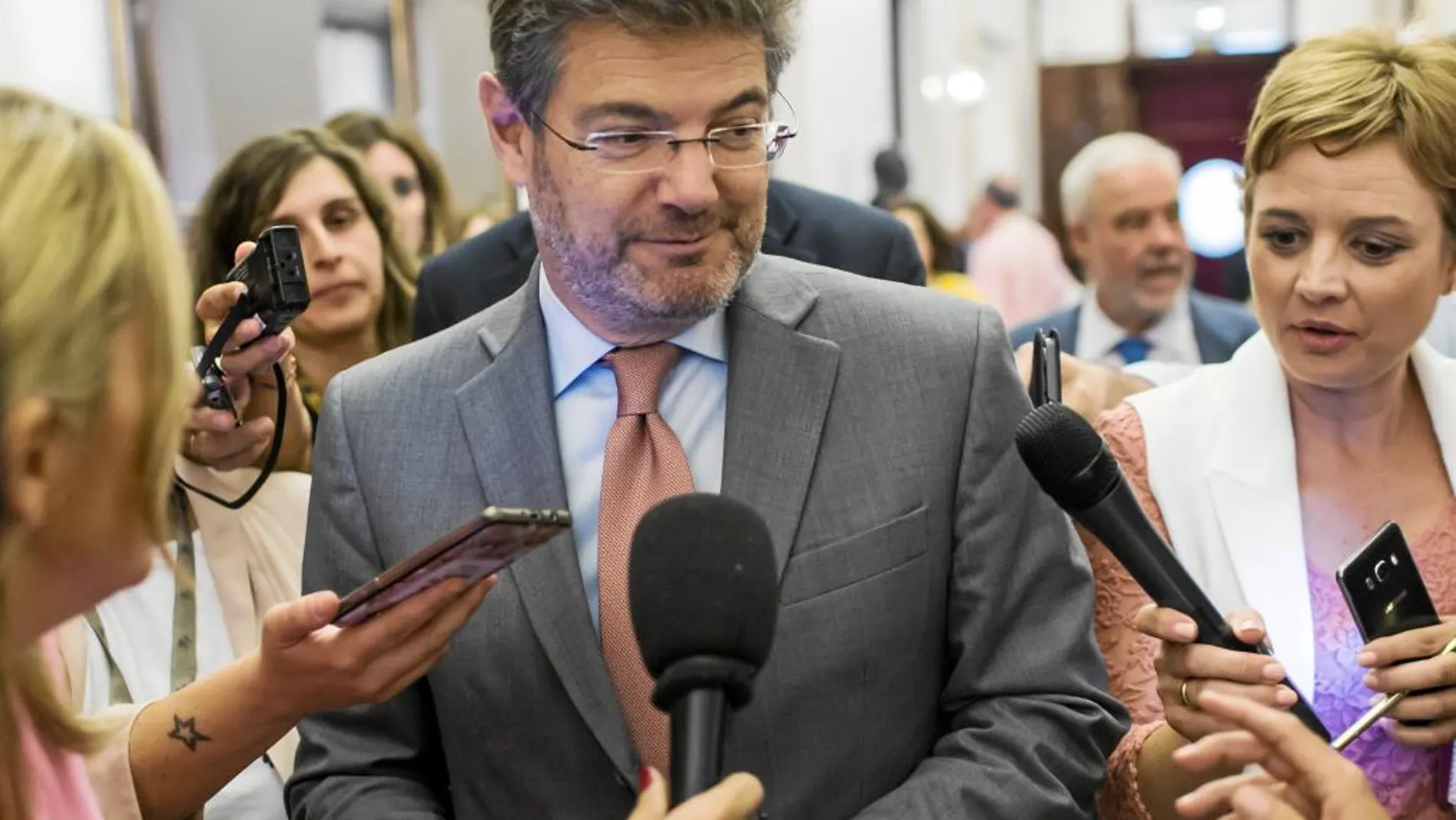 El ministro de Justicia, Rafael Catalá, ayer en los pasillos del Congreso
