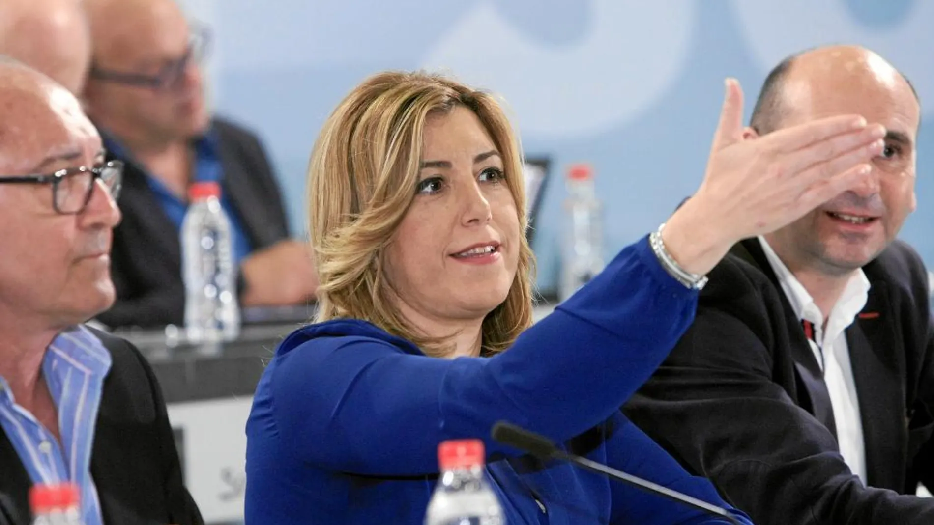 La secretaria general del PSOE-A, Susana Díaz, flanqueada por Juan Cornejo y Juan Conejo