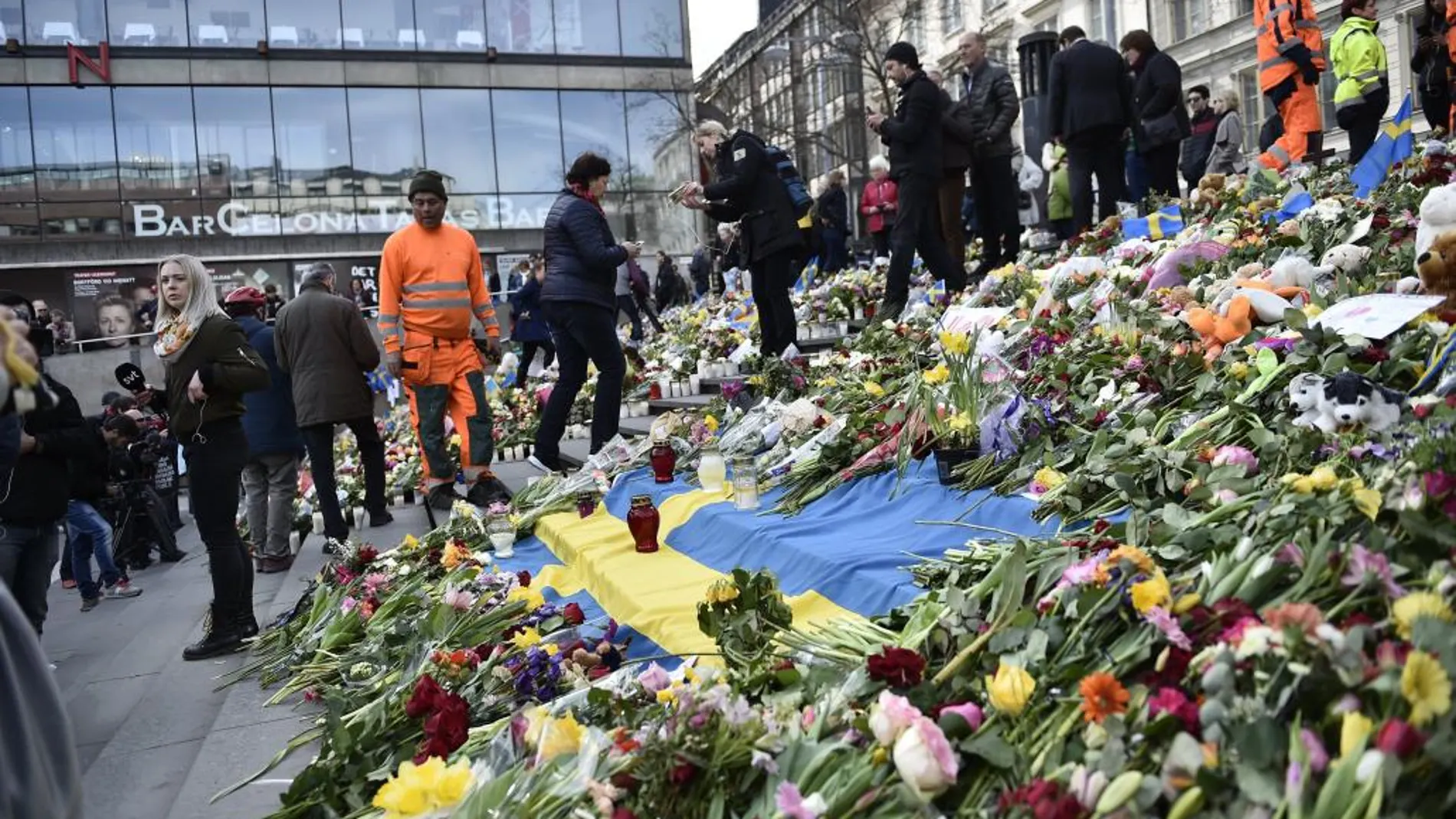 Flores en homenaje a los muertos en Estocolmo