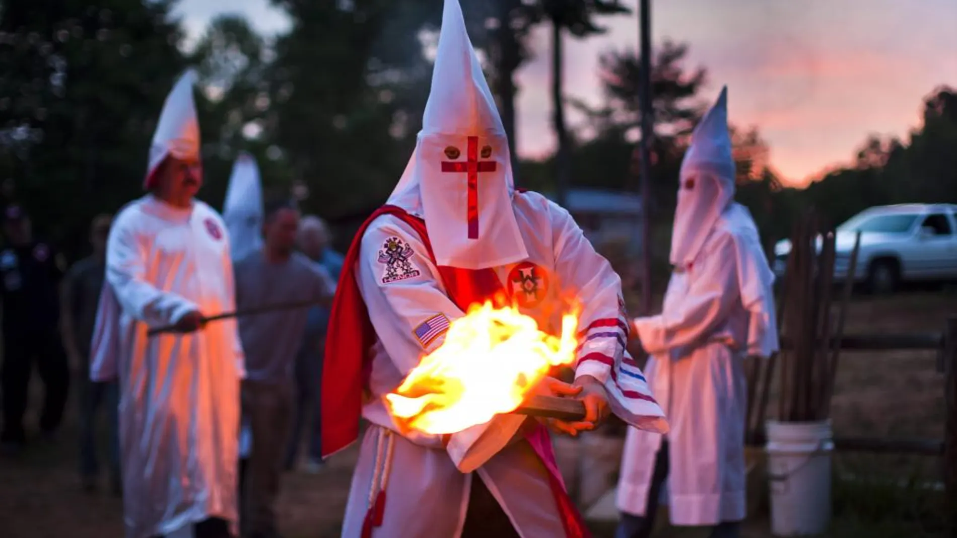 Un miembro de la orden de los Caballeros de la Brigada Rebelde del Ku Klux Klan (KKK) enciende una antorcha durante una ceremonia en una propiedad privada en Martinsville, en el estado de Virginia (EE.UU.), el 2 de julio de 2011.