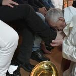 El Papa besa el pie de uno de los reclusos