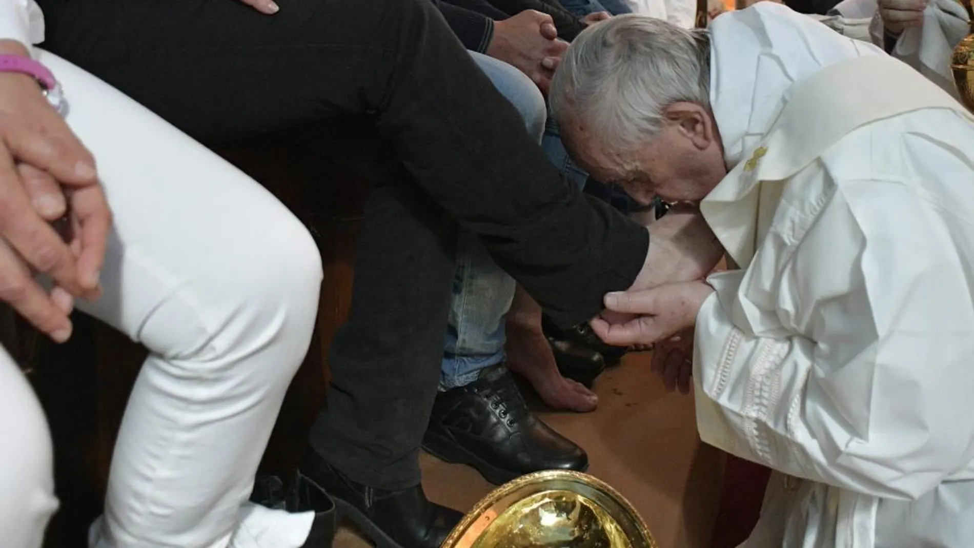 El Papa besa el pie de uno de los reclusos