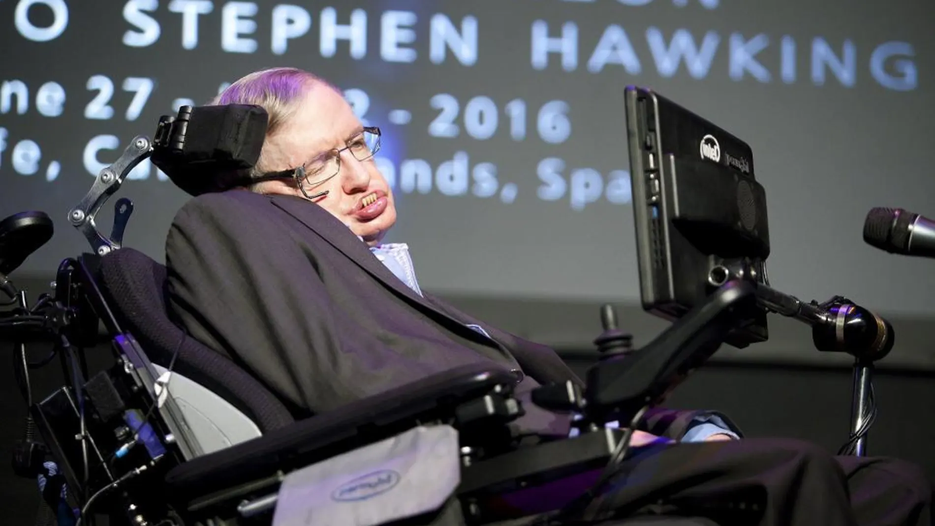 El físico británico Stephen Hawking pronuncia la charla "A Brief History of Mine"en la que hace un repaso a su vida y carrera