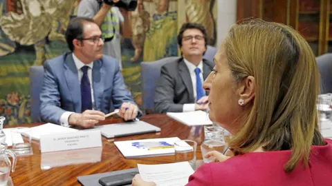 Ana Pastor presidió ayer la reunión con los directivos de Vueling