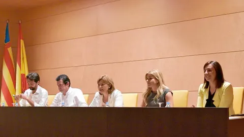 La presidenta del PPCV, Isabel Bonig, y los portavoces en Les Corts, ayer en la reunión con los diputados