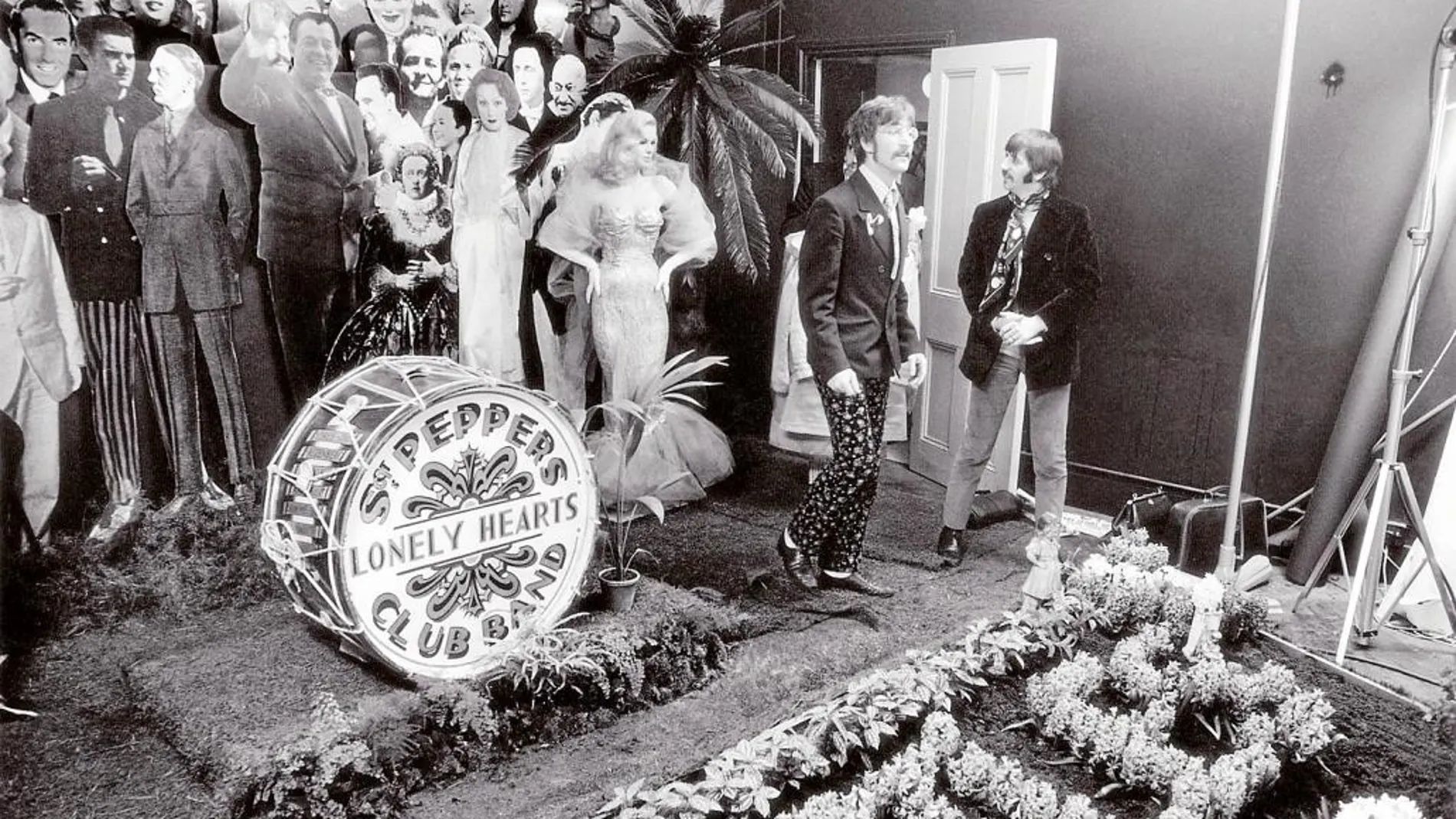 John Lennon y Ringo Starr, en una sesión fotográfica del disco «Sgt. Pepper’s Lonely Hearts Club Band», en el año 1967